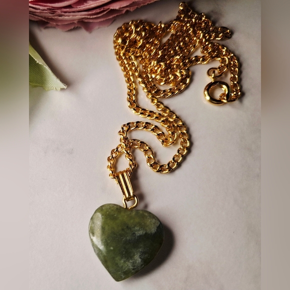 Vintage 80s Pretty Jade Heart Pendant Necklace - Picture 2 of 3